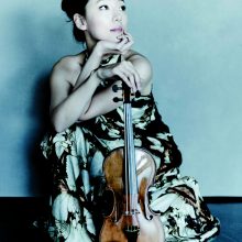 Vasily Petrenko dirige mañana a la OSCyL en el abono 13 con la violinista Clara-Jumi Kang como solista