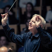 El maestro norteamericano Leonard Slatkin dirige a la Orquesta Sinfónica de Castilla y León en un programa variado con música de Berlioz, Copland, Hindemith y Elgar