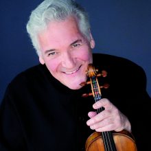 El violinista Pinchas Zukerman participa mañana en la temporada de la OSCyL, en el concierto de abono 10